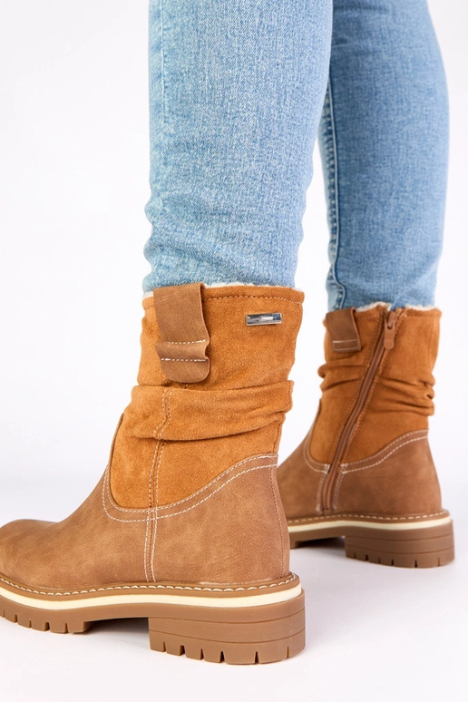 Botins marrons quentes com cano...