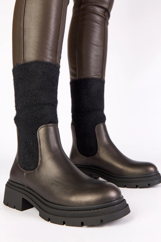 Botinhas cinzas com elástico e cano...