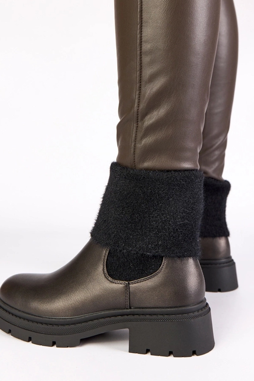 Botinhas cinzas com elástico e cano...