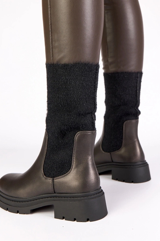 Botinhas cinzas com elástico e cano...