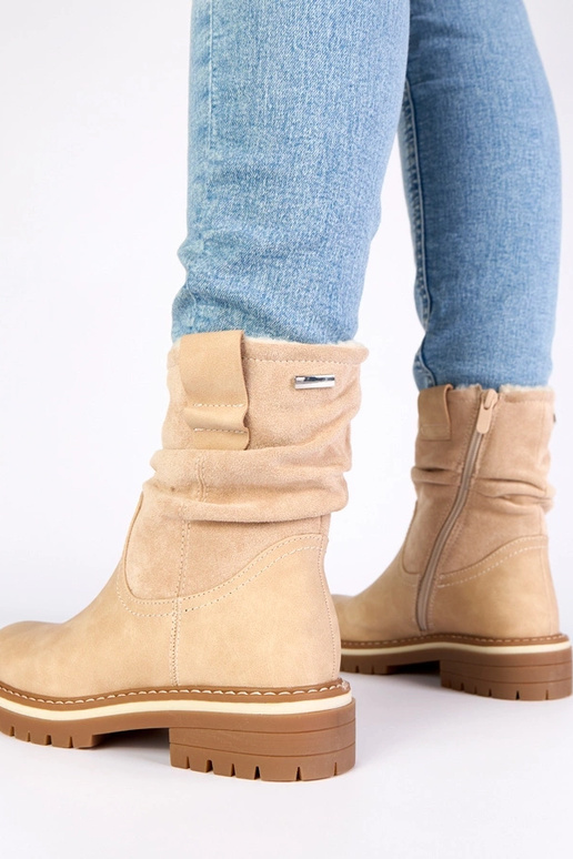 Botinhas quentes na cor areia com...