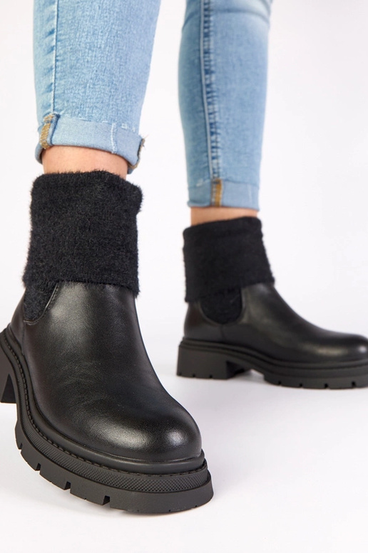 Botinhas pretas com elástico e cano...