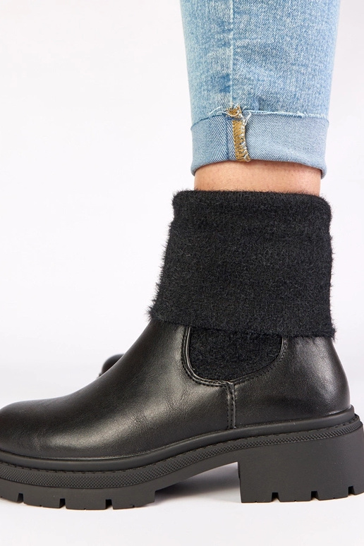 Botinhas pretas com elástico e cano...