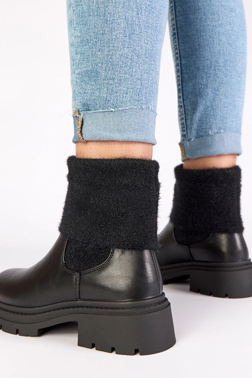 Botinhas pretas com elástico e cano...