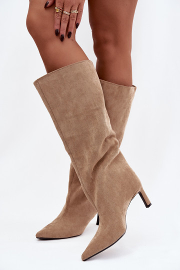 Botas de cano longo femininas em camurça sintética, modelo slip-on com saltos finos, na cor areia Phelin