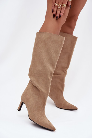 Botas de cano longo femininas em camurça sintética, modelo slip-on com saltos finos, na cor areia Phelin 2