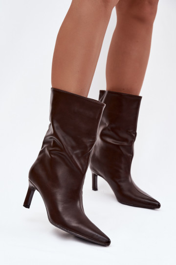 Botas femininas modelo slip-on com saltos finos em couro sintético, na cor chocolate Norell 2