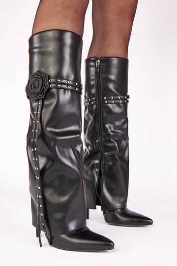 Botas de cano longo pretas com salto alto, cano dobrado, decoradas com rosa e tachas Ida