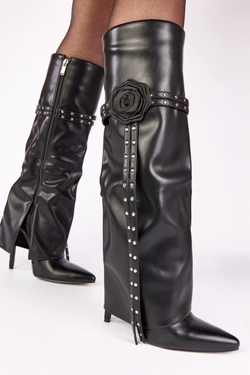 Botas de cano longo pretas com salto alto, cano dobrado, decoradas com rosa e tachas Ida 2