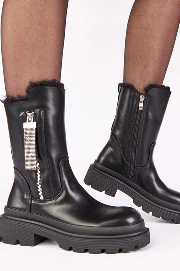 Botas pretas de cano curto com plataforma e zíper decorativo com pedrinhas Asta