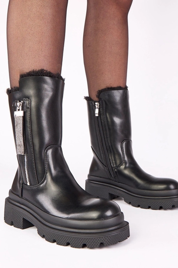 Botas pretas de cano curto com plataforma e zíper decorativo com pedrinhas Asta 2
