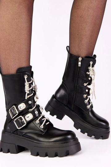 Botins pretos em plataforma com zircônias e pedras Laroca