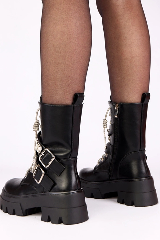 Botins pretos em plataforma com...