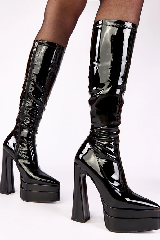 Botas pretas de cano curto...