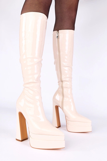 Botas sand com cano curto envernizadas com plataforma Jemina