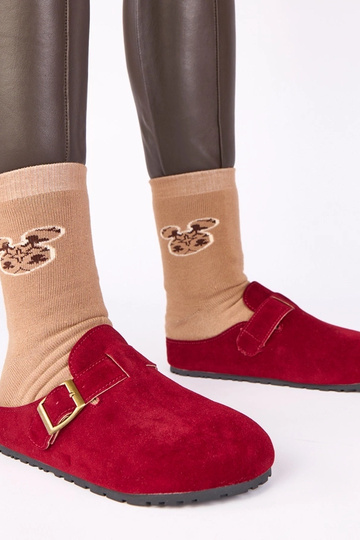 Botas bordô com fivela...