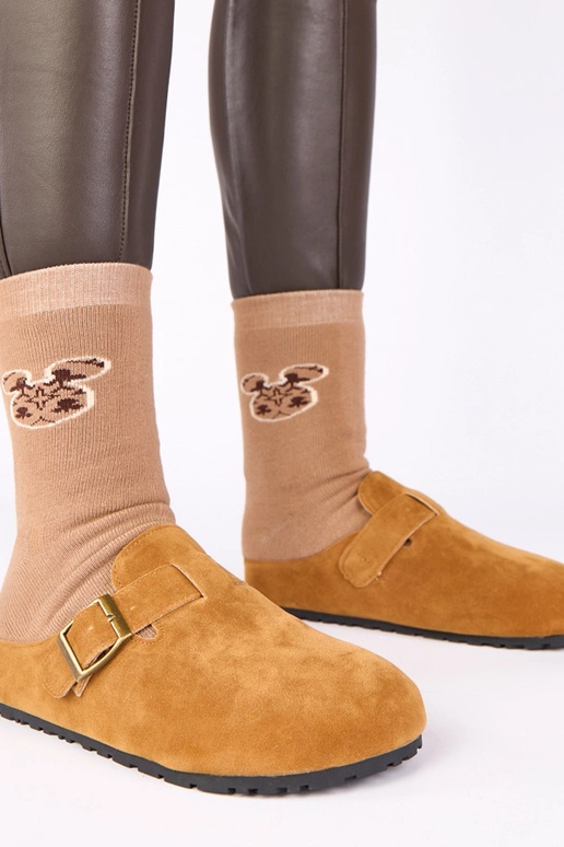 Botas marrons com fivela decorativa...