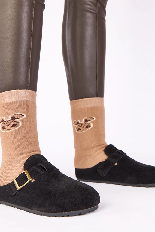 Botas pretas com fivela decorativa...