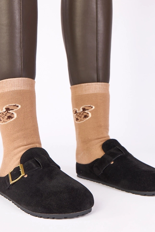 Botas pretas com fivela decorativa...