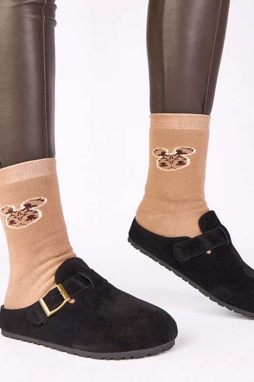 Botas pretas com fivela decorativa...