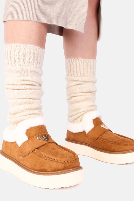 Mocassins marrons quentes com pelagem...