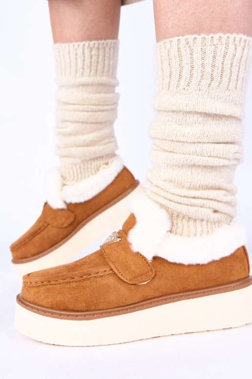 Mocassins marrons quentes com pelagem...