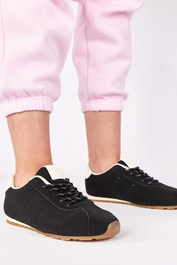 Ténis pretos com detalhe...