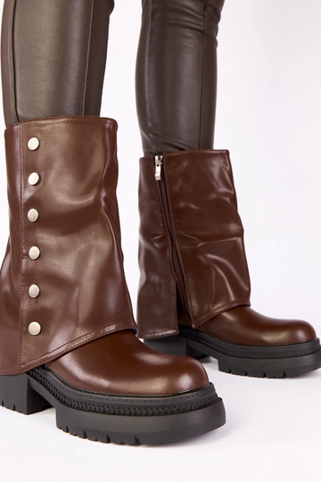 Botins de chocolate com cano dobrado em plataforma Carla