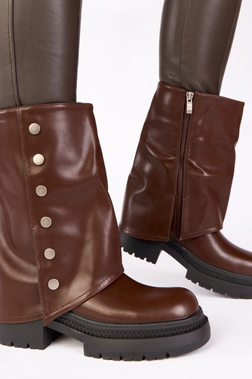 Botins de chocolate com cano dobrado em plataforma Carla 2
