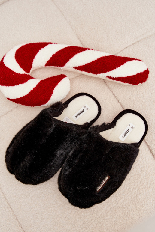 com um casaco de pele Chinelos Feminino cor preta Belinna