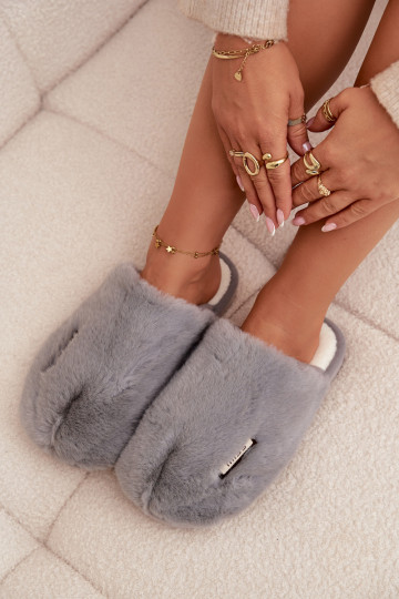 com um casaco de pele Chinelos Feminino cor cinza Belinna