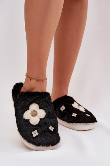 Chinelo Selinne preto com pelúcia e motivos florais