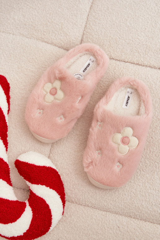 com um casaco de pele Chineloscom motivos floraisuszkami cor rosa Selinne