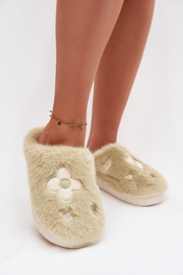 Chinelo Selinne cor pistache com pelúcia e motivos florais 2