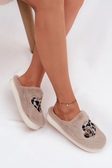 Chinelo Amandra cor areia com pelúcia e corações