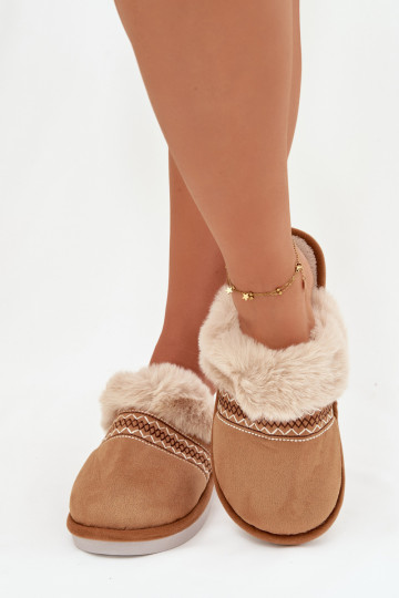 Chinelo feminino Devianne marrom com pelúcia e bordado