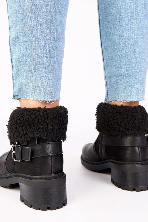 Botas pretas de salto com cano...