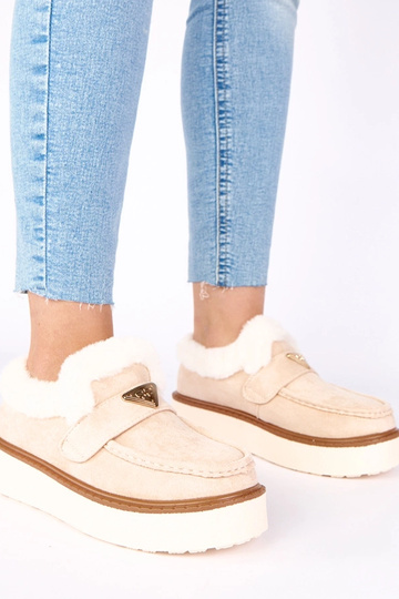 Mocassins bege claro, forrados com pelúcia "Loafy"