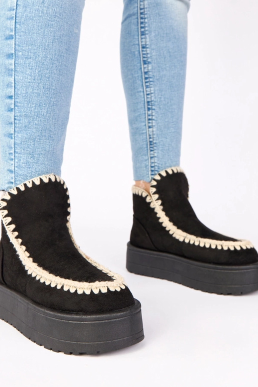 Botas de neve pretas em plataforma...