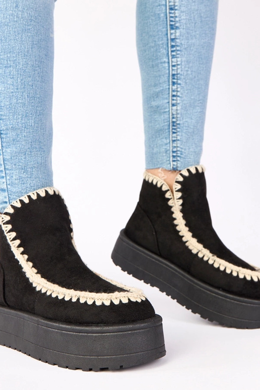Botas de neve pretas em plataforma...