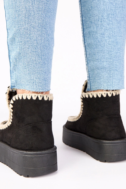 Botas de neve pretas em plataforma...