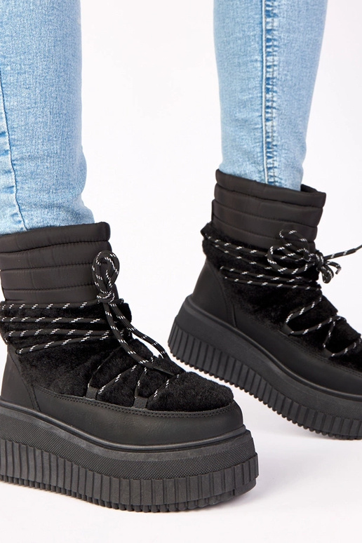 Botas de neve pretas em plataforma...