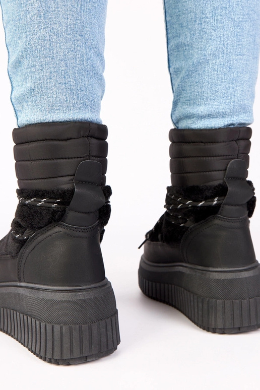 Botas de neve pretas em plataforma...