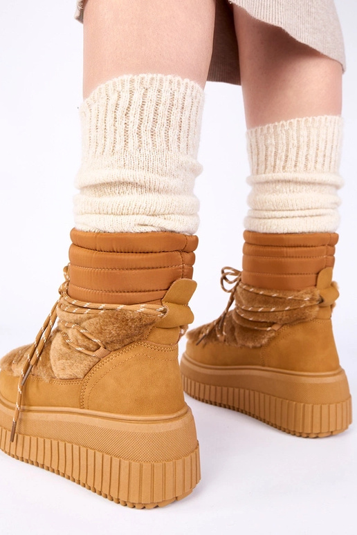 Botas de neve marrons em plataforma...