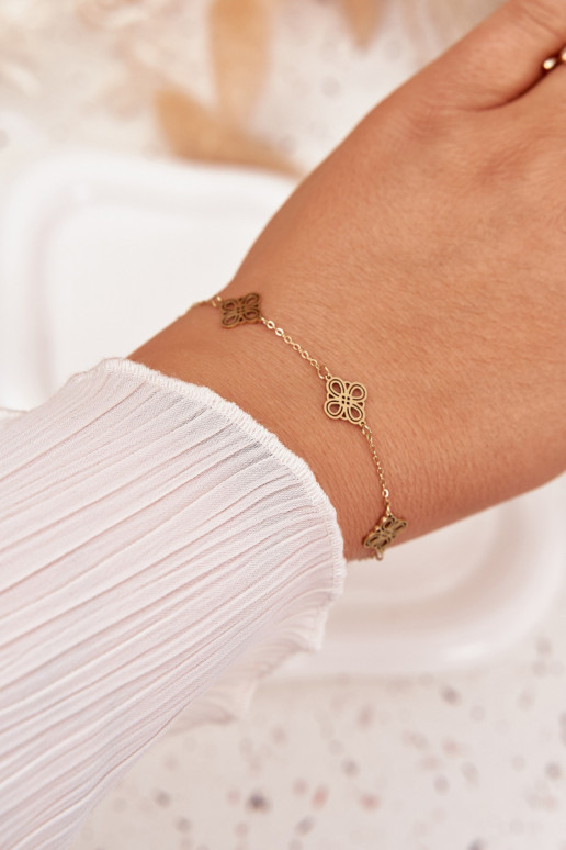 Um bracelete de aço inoxidável Com pingentes cor dourada