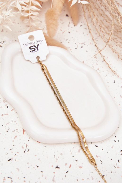 Um bracelete Dobro de aço inoxidável cor dourada