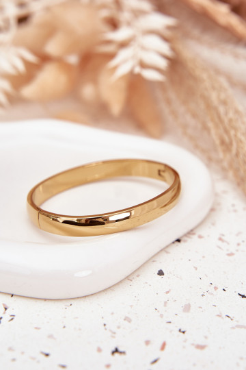 Um bracelete de aço inoxidável cor dourada 2