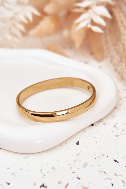 Um bracelete de aço inoxidável cor dourada