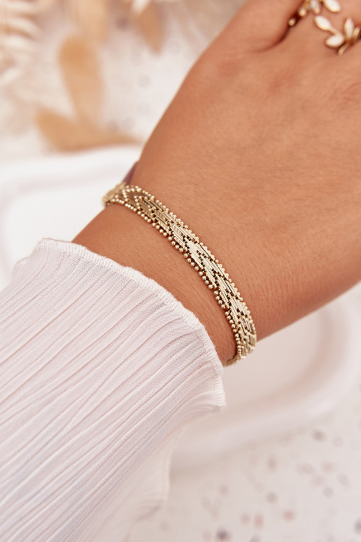 Um bracelete Feminino cor dourada