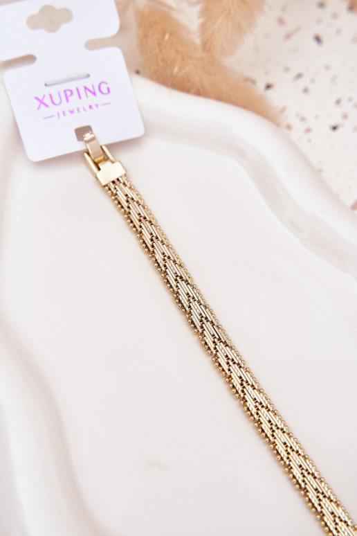 Um bracelete Feminino cor dourada